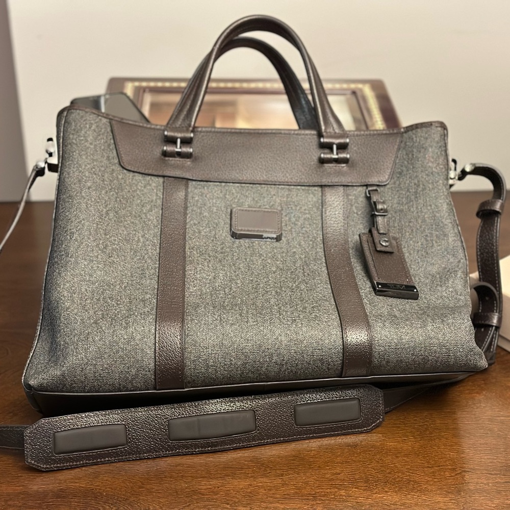 Tumi Crossbody computer bag/briefcase